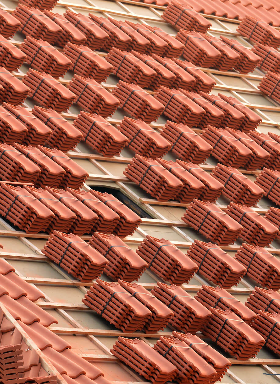 Nye tegltagsten der ligger klar til at blive lagt