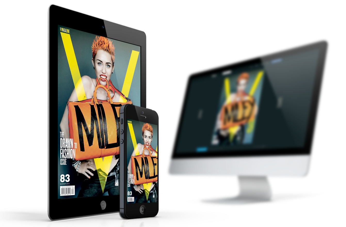 Une femme aux cheveux courts orange vue sur un écran de bureau, une tablette, un smartphone