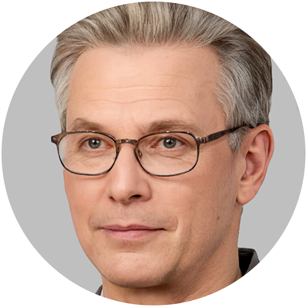 Homme d'âge moyen avec des cheveux gris et des lunettes