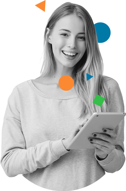 Femme blonde tenant un tablet