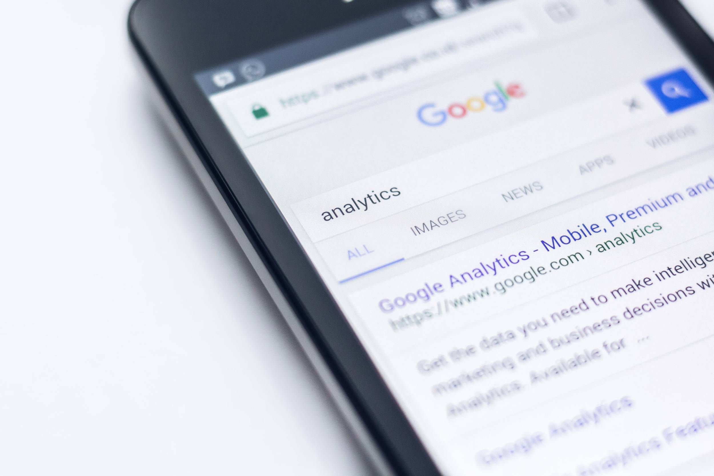 Analytics in der Google Suchleiste auf einem Smartphone