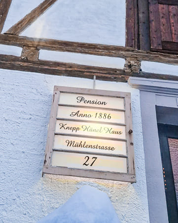 Aussenschild Fachwerkhaus und Pension Anno 1886