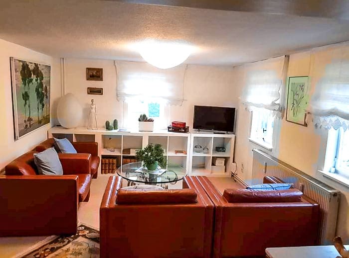 Wohnzimmer Reiseunterkunft mit roter Garnitur 