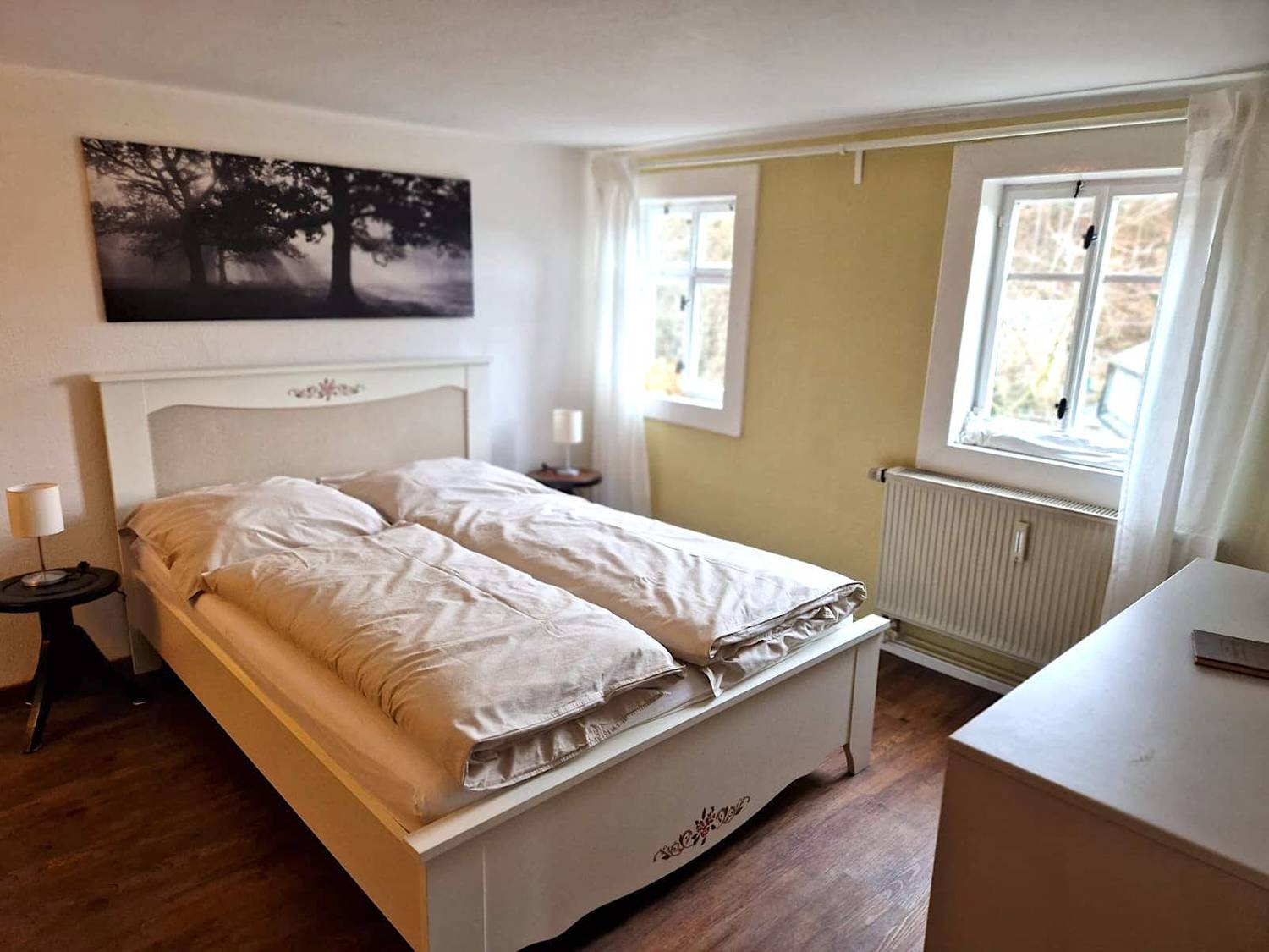 Schlafzimmer der Ferienwohnung Nr. 4 - helle Farben Holzbett 