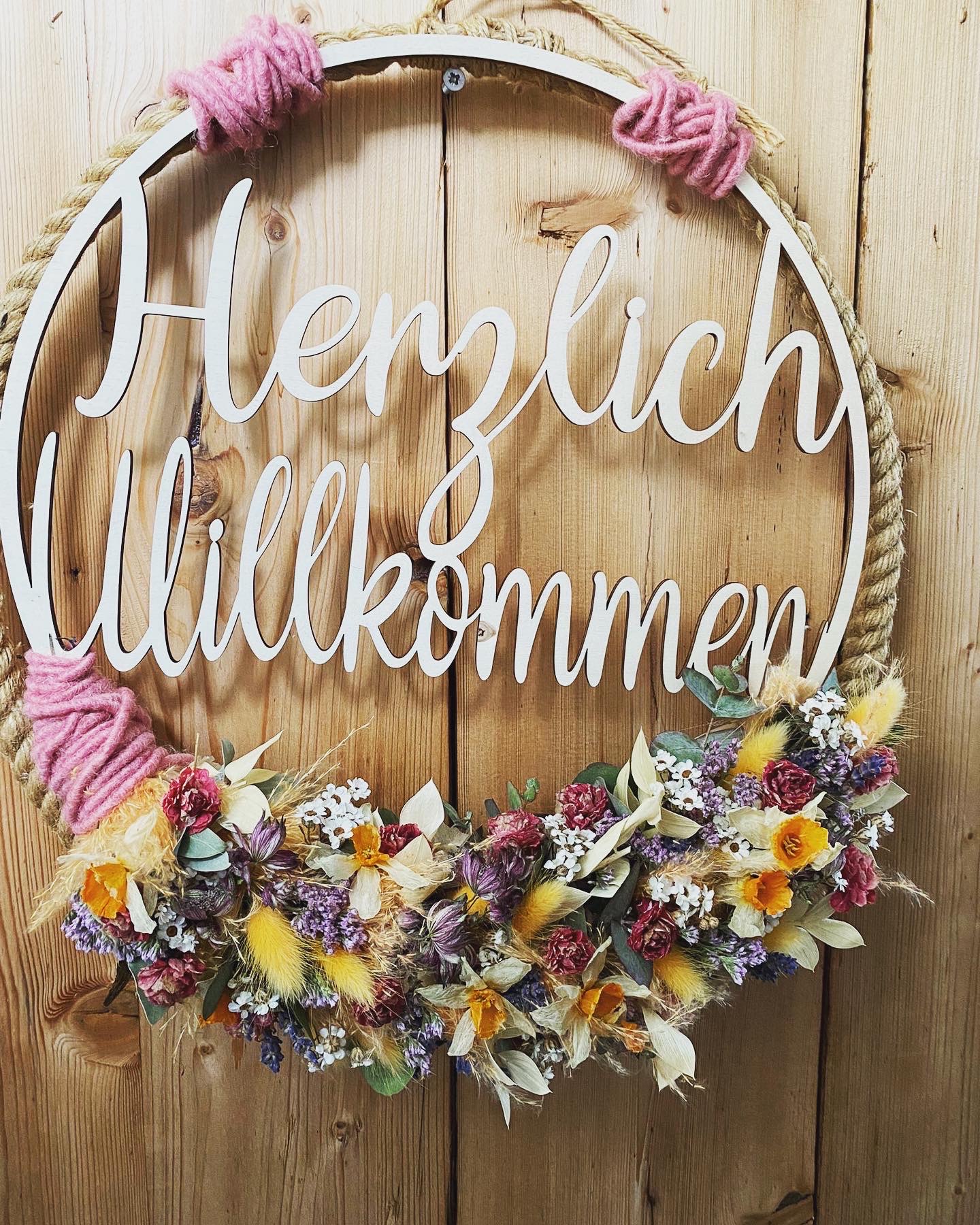 Lasergeschnittener Lot mit Herzlich Willkommen 