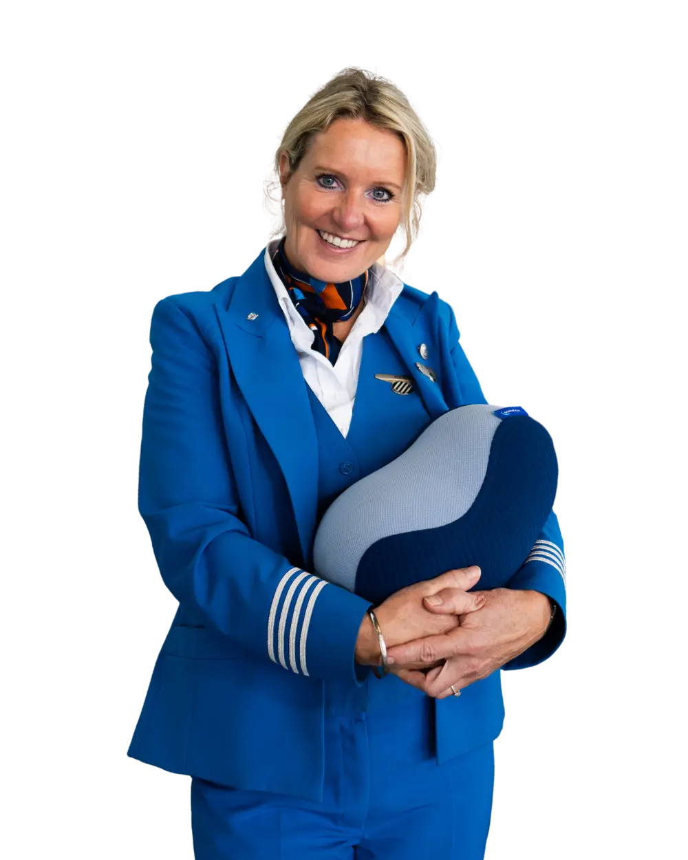KLM-cabinemedewerker houdt de Somnox in haar armen.