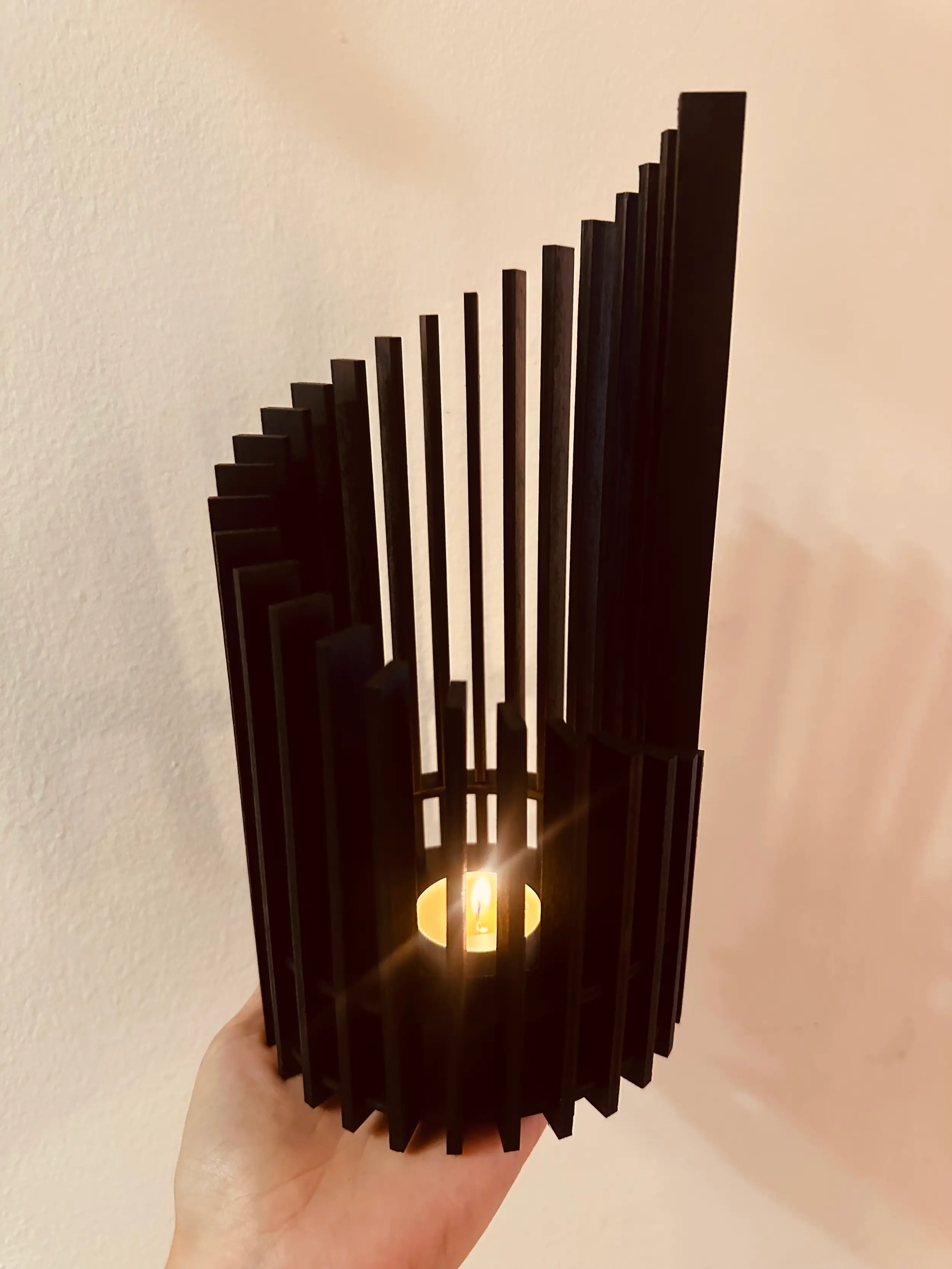 Holzschild mit Blumen und der Schrift zum herzlich willkommen 