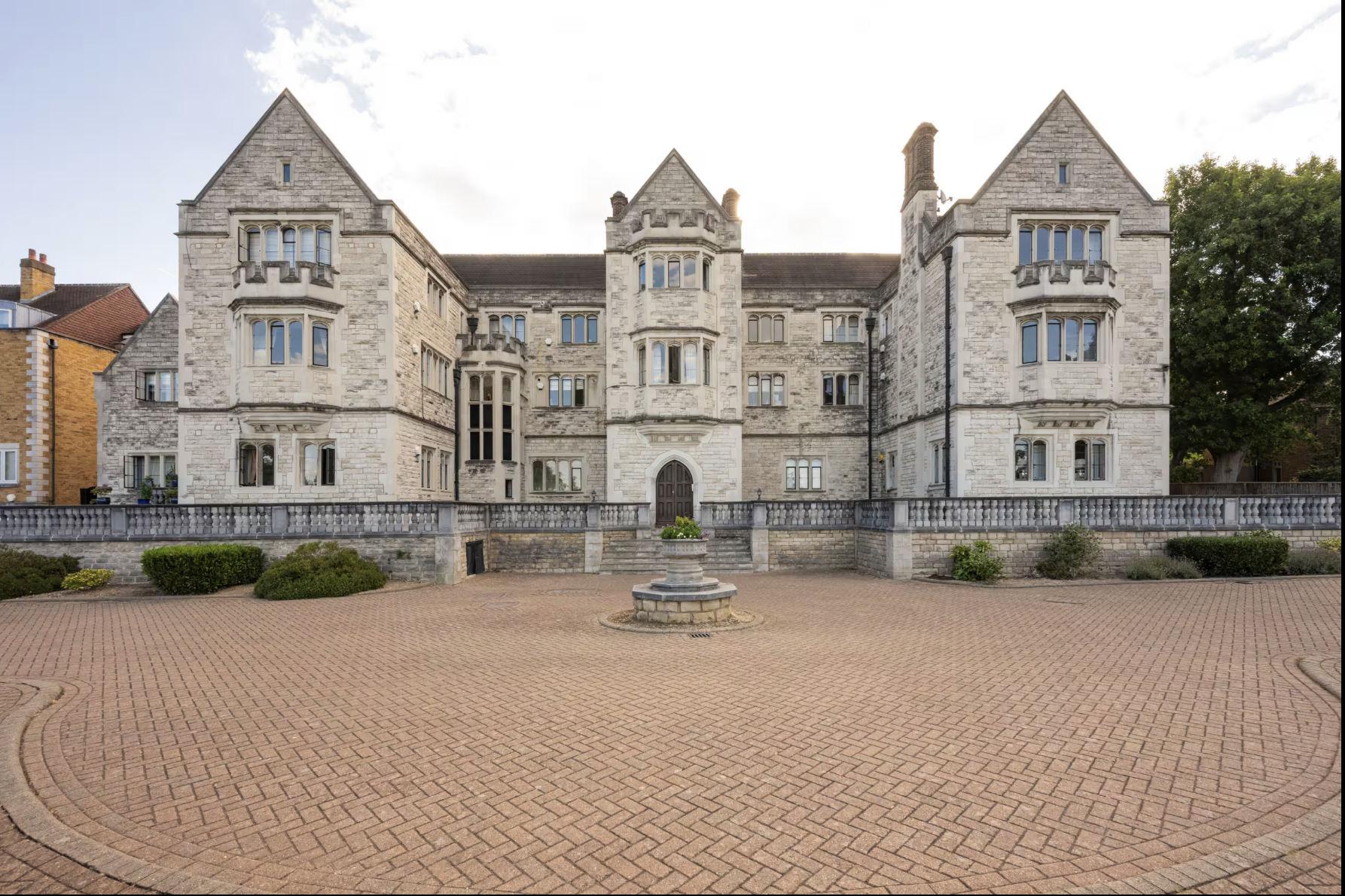 Wimbledon 1 exterior