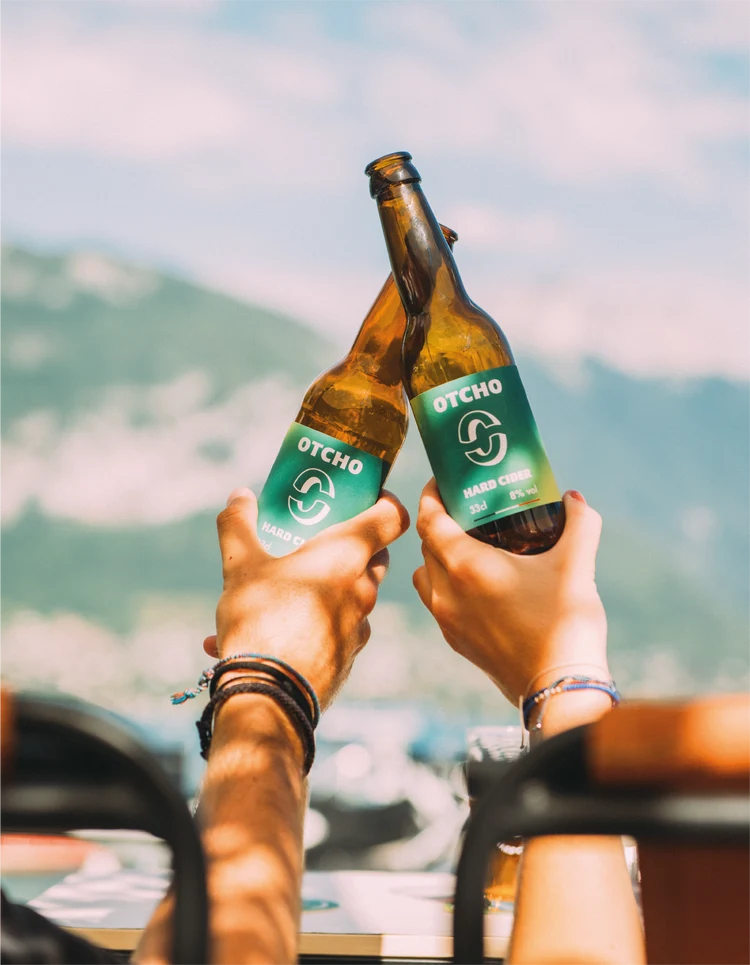 Deux bouteilles d'Otcho Cider trinant en terrasse, cidre brut 8° vol.
