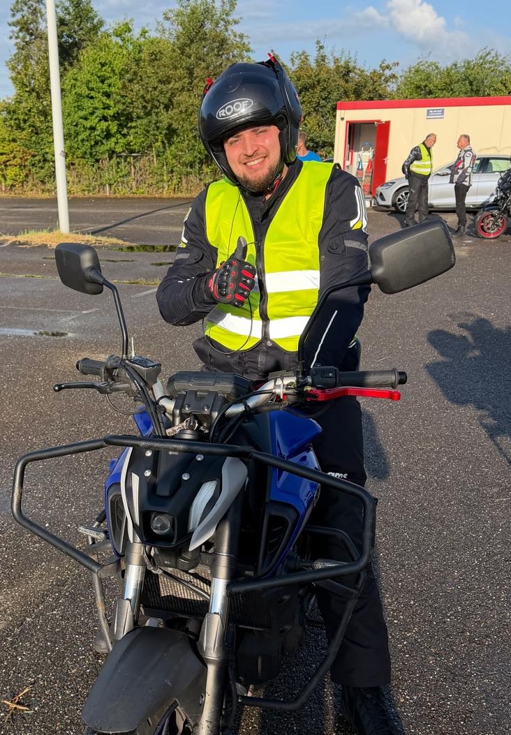 Drive Logic leerling met helm op de lesmotor