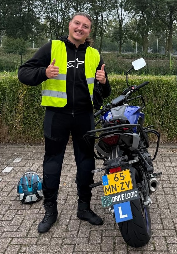 Leerling klaar voor zijn eerste motorles