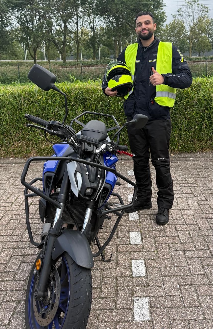Leerling met helm klaar voor de motorles