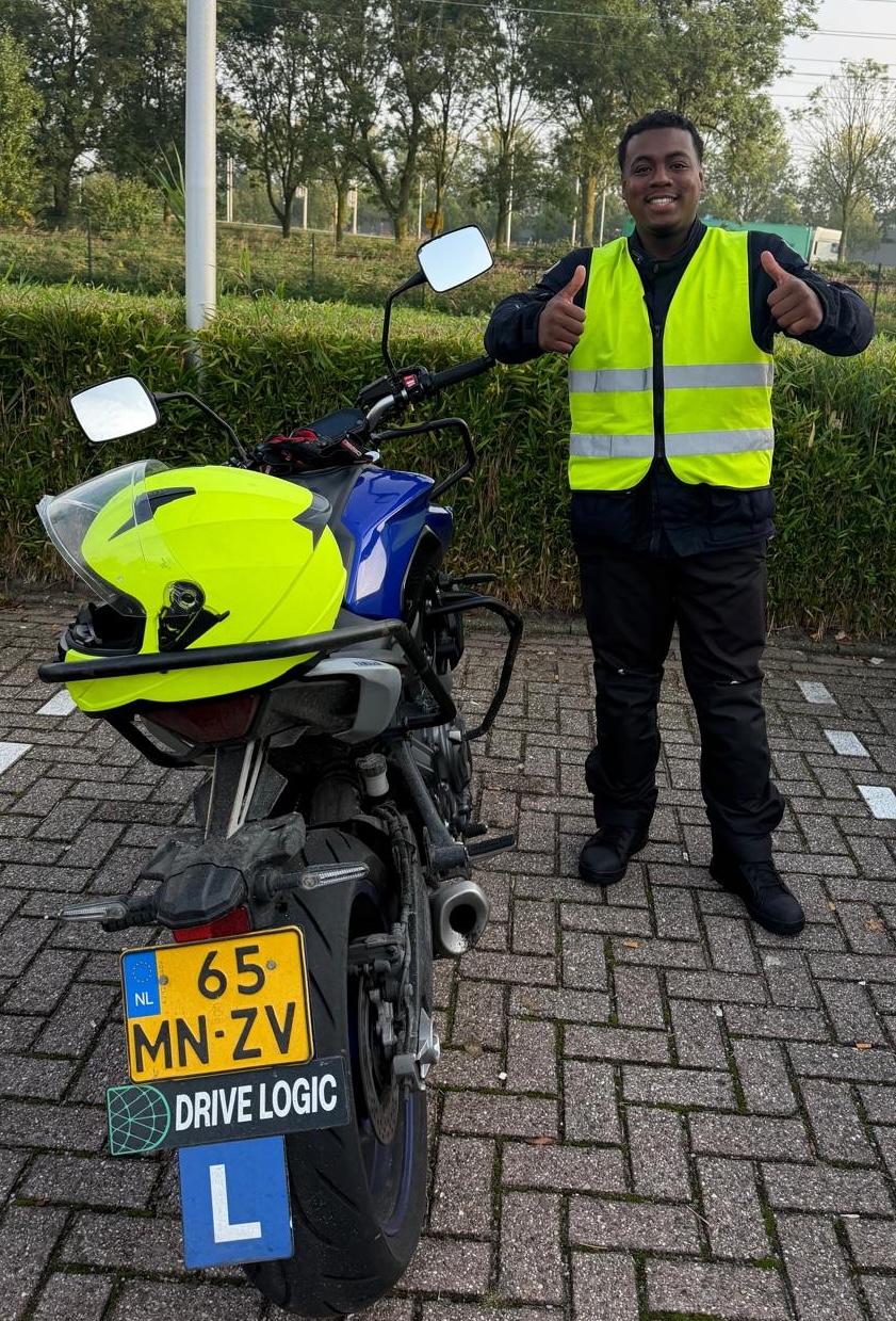 Trotse Drive Logic leerling naast de lesmotor
