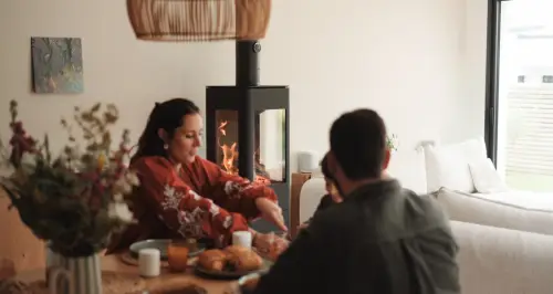 Couple près d'un poêle à bois