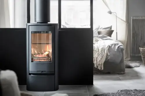 Couple près d'un poêle à bois