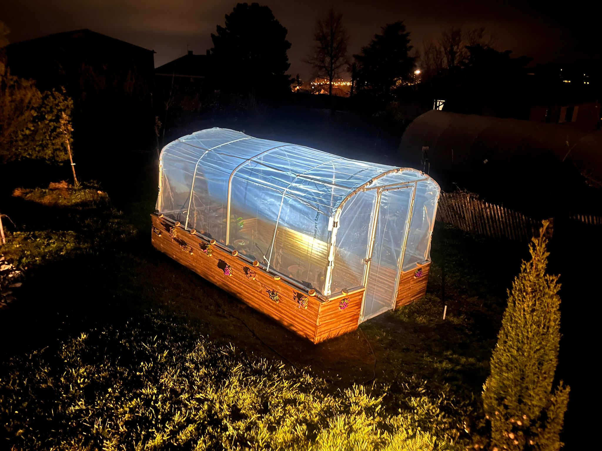 La serre Bac-en-ciel illuminée de nuit