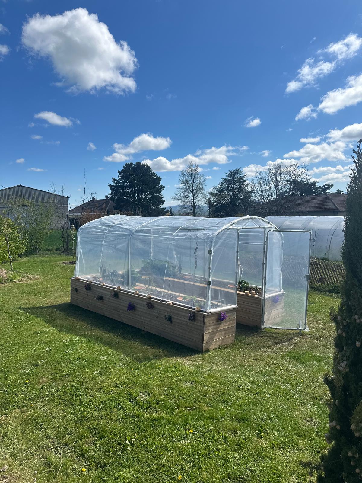 Vue d'ensemble du jardin avec la serre