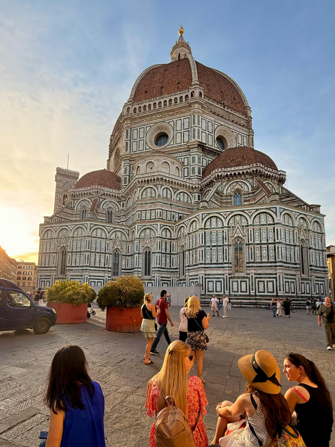Ragazze sedute davanti al Duomo di Firenze