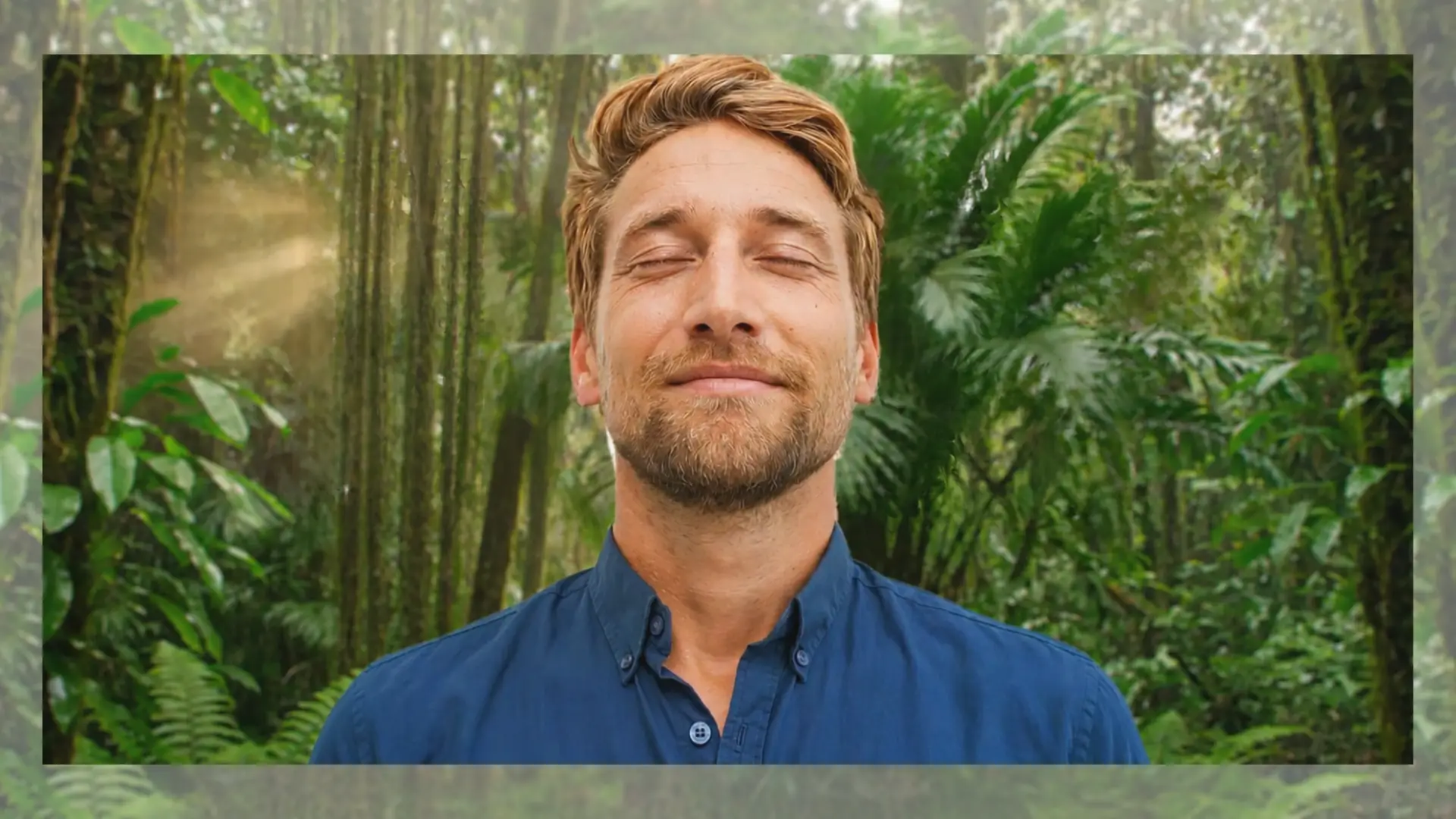 Uomo che respira profondamente tra la vegetazione — Feel the Breeze