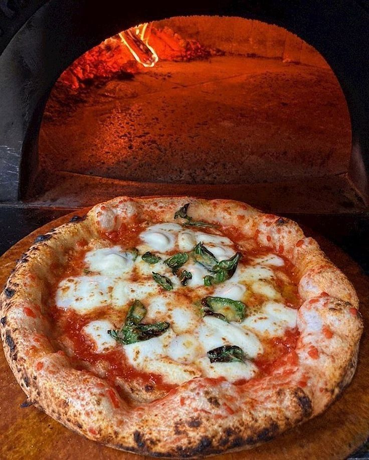 Pizza artigianale nel forno a legna