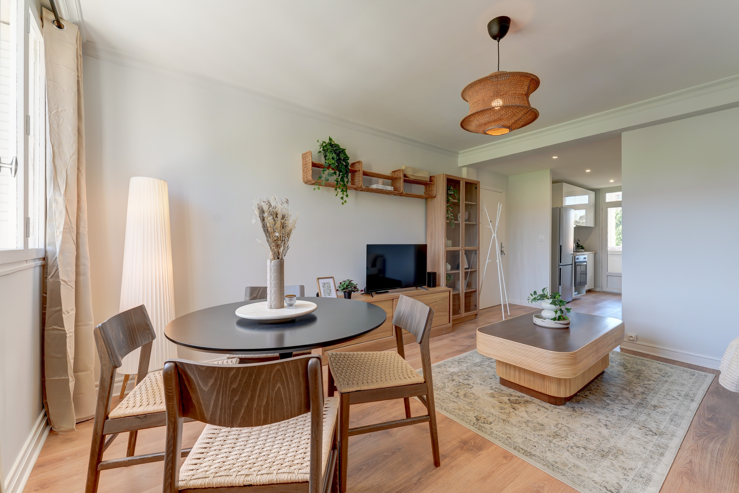 Salle à manger rénovée avec suspension rattan — pôle Rénovation Novely