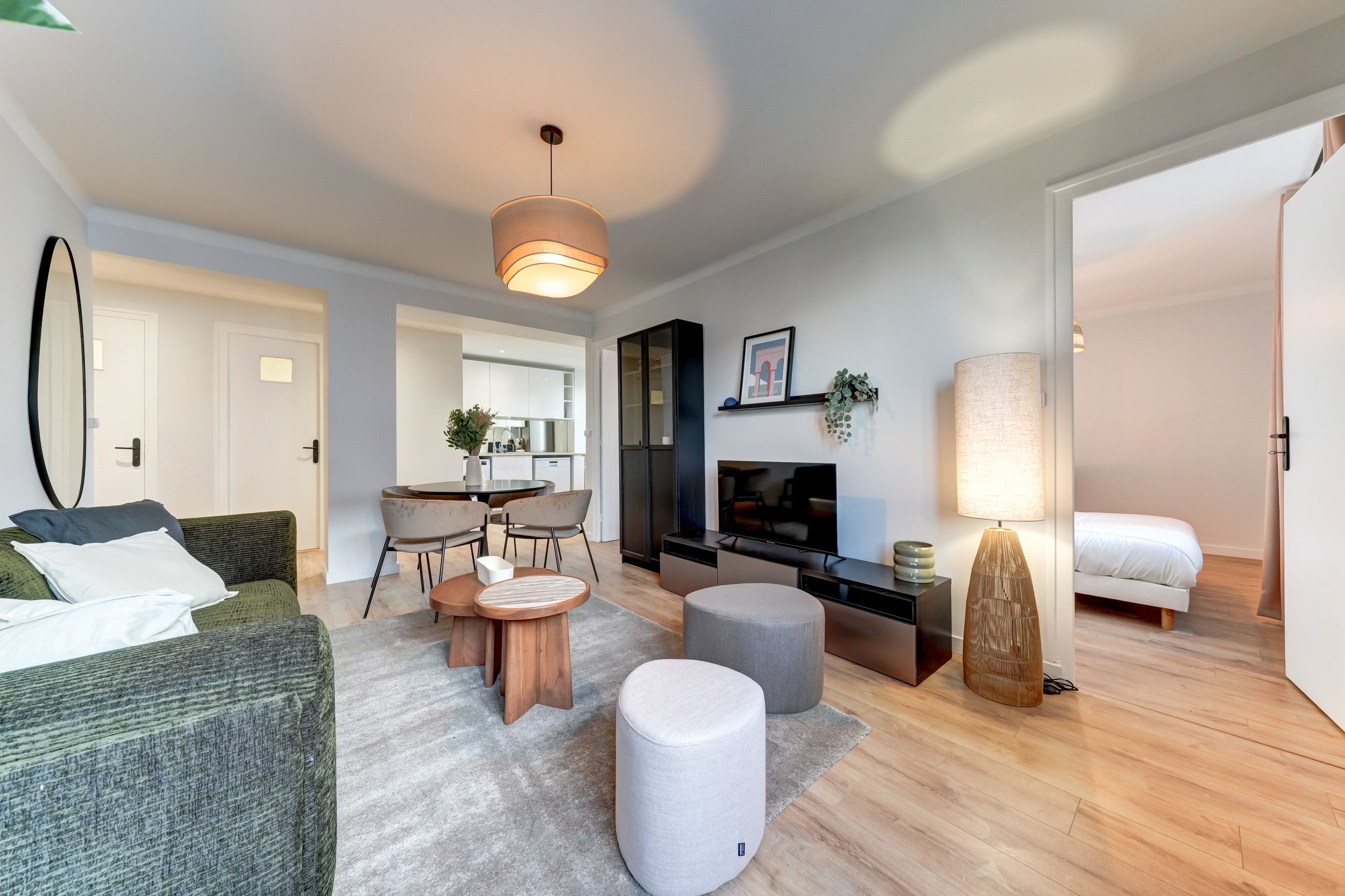 Intérieur rénové d'un bien Catanéo : salon ouvert sur cuisine équipée, parquet clair, mobilier soigné