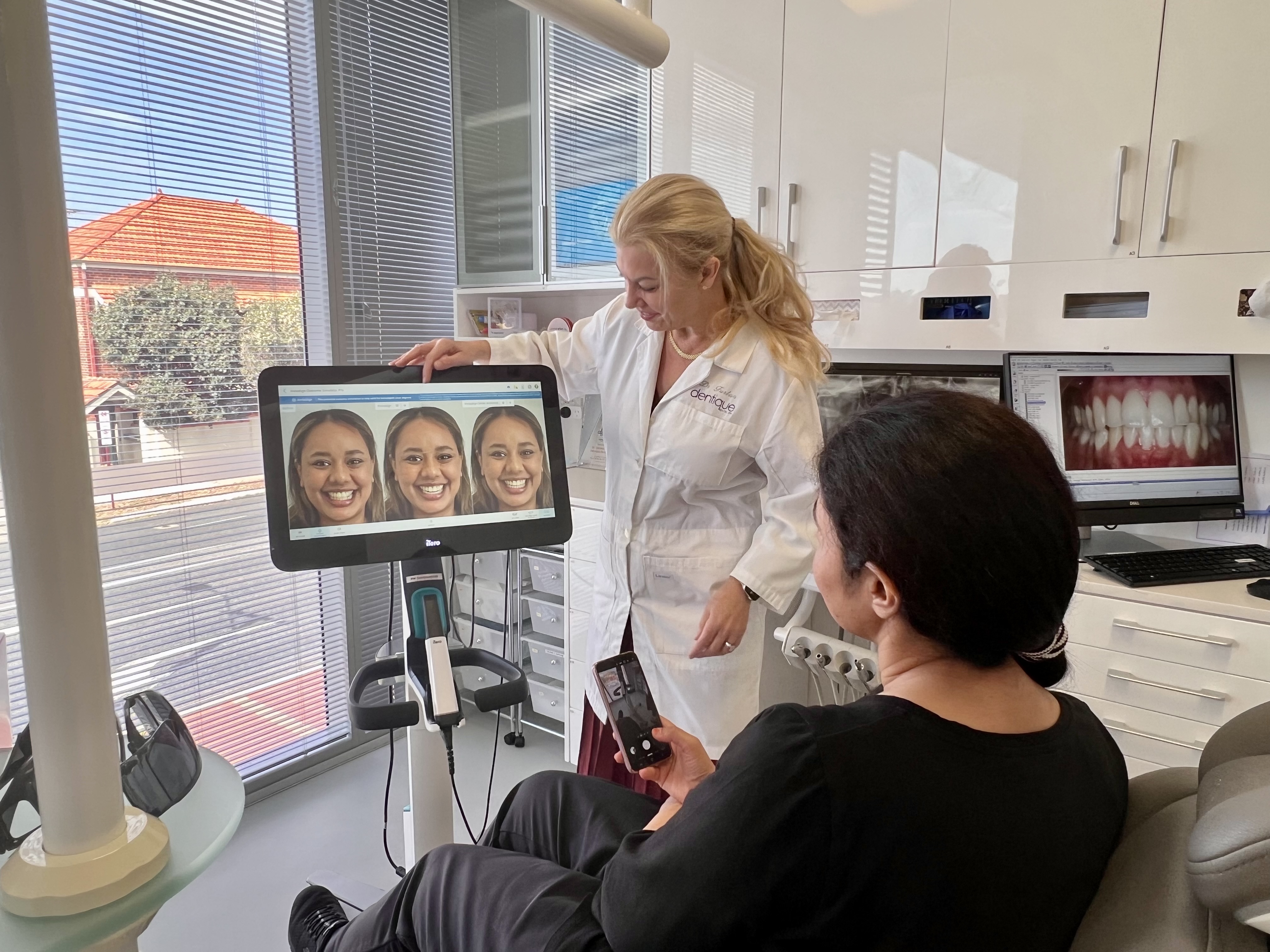Dr Camelia Furlan showing a 3D smile simulation on the iTero scanner to a patient at Dentique Dental Spa Mount Lawley