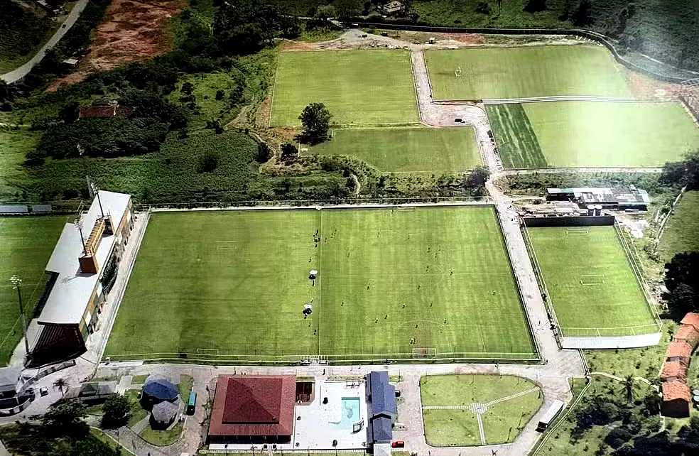 Vista aérea do complexo do Tigres do Brasil em Xerém: o estádio, cinco campos oficiais de treino, um campo reduzido, chalés de alojamento, piscina e edificações de apoio