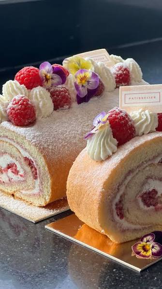 Bûche pâtissière aux framboises et fleurs comestibles par Patisselier