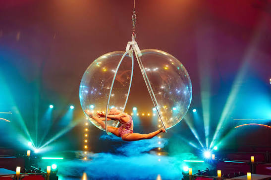 Acrobate aérienne du Cirque Imagine dans une sphère transparente