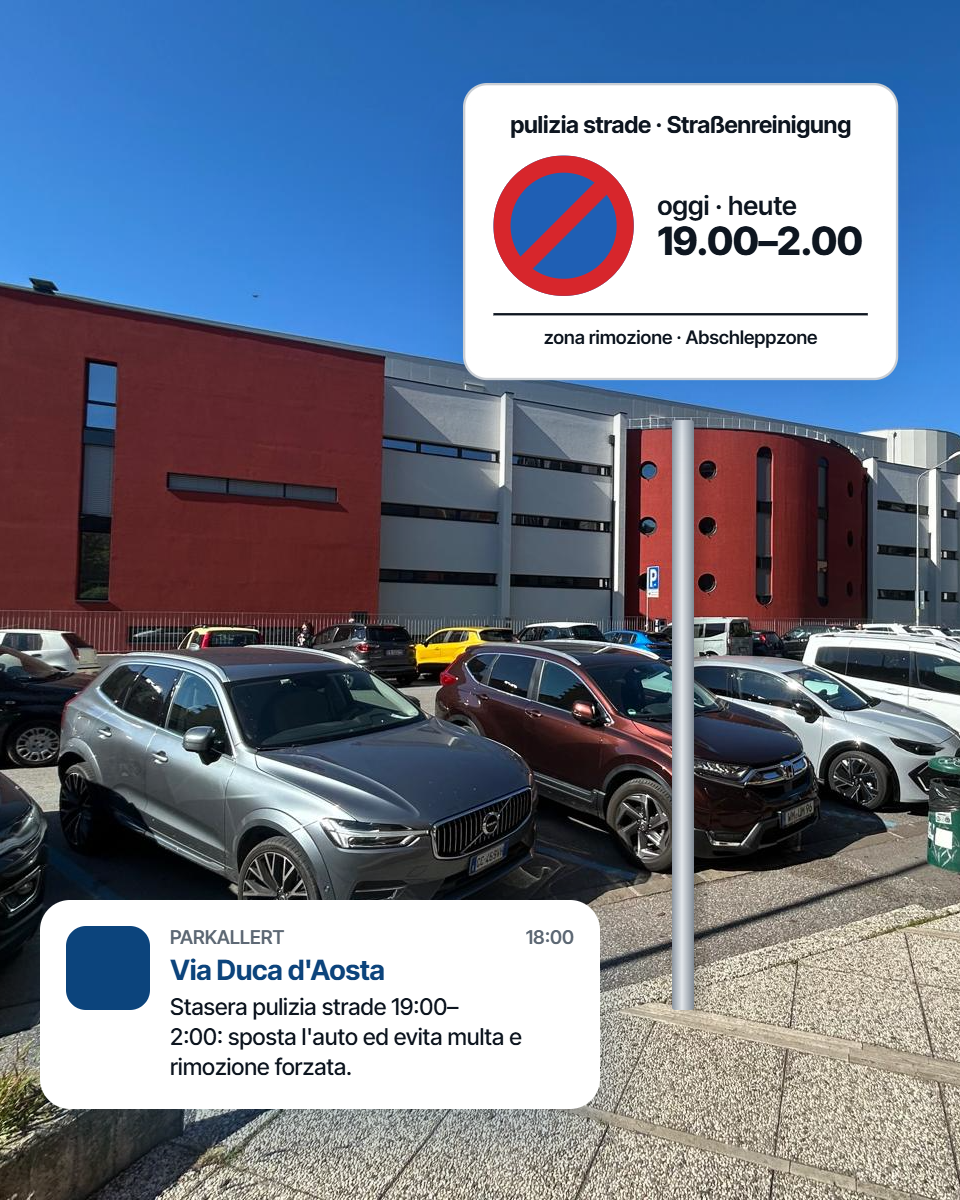 Auto parcheggiate a Bolzano con cartello di divieto di sosta per pulizia strade